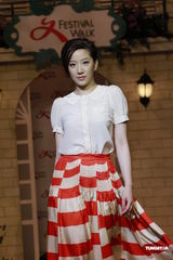 组图：诸葛梓岐汪圆圆等走秀 服装艳丽满场春色 