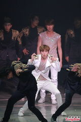 组图：东方神起开唱 劲歌热舞粉丝high不停