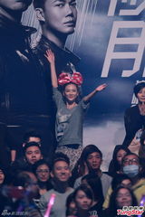 组图：古惑仔五子开唱显本色 伊健小春示爱太太