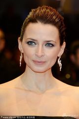 组图：柏林闭幕红毯 超模伊娃黑裙雪肤显风情