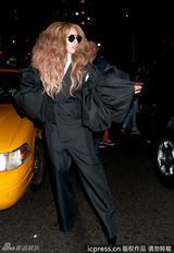 组图：Lady Gaga变母狮 另类泡泡袖西装抢镜