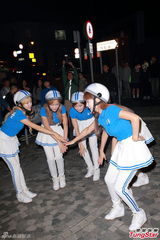 组图：Crayon Pop戴头盔现身握手会 大跳热舞