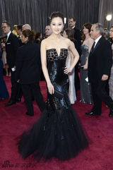 组图：林鹏出席奥斯卡 黑色美人鱼造型展风采