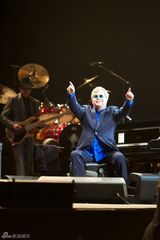 组图：埃尔顿-约翰上海开唱 唱尽50年经典