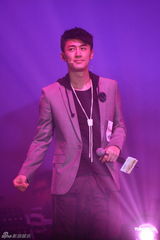 高清图：容祖儿等齐聚歌会 刘德华上演贴身辣舞