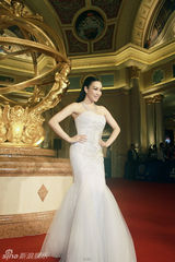 组图：钟丽缇光彩闪耀华鼎奖 拖地长裙雍容华贵