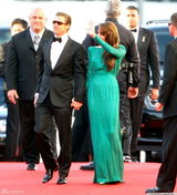 高清图：朱莉闪片绿裙华丽 皮特墨镜遮面耍个性
