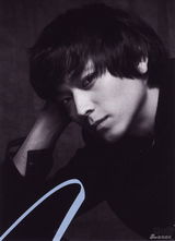 高清组图：韩星姜东元视觉系写真 变身华美眼线男