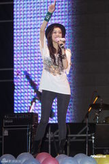 组图：范玮琪将尽快补领结婚证 现场演唱很卖力