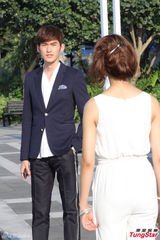 组图：《华丽上班族》张翰秋瓷炫品尝地道美食