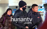 组图：俞灏明与父母回京 口罩遮面全副武装