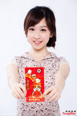 组图：吴丹妮淑女气质照曝光 手拿红包卖萌