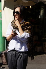 高清组图：杨幂现身米兰出席时装周 漫步街头气场十足