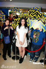 幻灯图：谢安琪举行签名会 白裙亮相清新俏丽