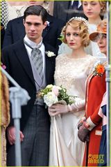 组图：布莱克片场披婚纱吻新郎 老公帅气探班