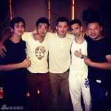 组图：韦唯仨混血儿子帅照曝光 大儿子北大学霸