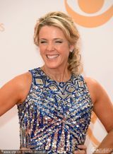 组图:女星Deborah Norville修身裙亮相艾美红毯