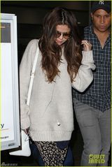 组图：赛琳娜淑女风亮相机场 花裤装秀修长美腿