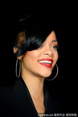 组图：《超级战舰》首映 蕾哈娜古铜肌肤展极致诱惑