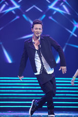 组图：李宇春榜中榜揽3奖 蔡依林险走光