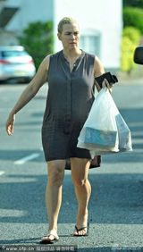 组图：温丝莱特挺大肚素颜出街 凸肚象腿似大妈