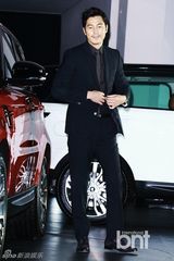 组图：郑雨盛(郑宇成)出席汽车品牌活动 正装亮相变型男