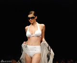 组图：内衣名模马达丽娜-皮卡为内衣走秀