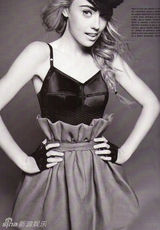 幻灯：达科塔范宁黑白写真 复古浓眉彰显摇滚叛逆