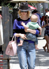 高清图：辣妈詹纽瑞-琼斯街拍 透视上衣搭潮包