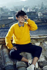 组图：段林希屋顶宣传照 俏皮搞怪带来冬日温暖