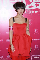 组图：《婚前试爱》首映 周秀娜真空上阵甜美性感