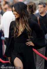 组图：德普短发亮相《海盗4》 佩内洛普似优雅人鱼