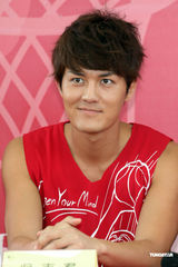 组图：吴克群出席活动秀球技 力证自己肌肉没作假