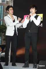 组图：SJ-M台北签唱会 兄弟情深互喂台湾小吃
