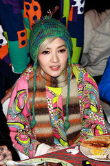 幻灯图集：范晓萱另类装扮现身 举办烧烤音乐会