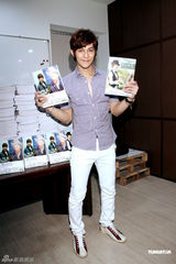 幻灯图集：汪东城推新写真书 现身印刷厂签名