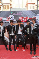 组图：曾沛慈SpeXial为新剧造势 与学生拼球技