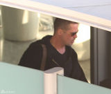 组图：皮特与朱莉情人节相聚伦敦 甜蜜护妻