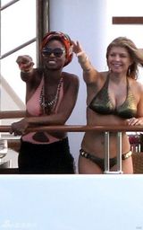 高清组图：菲姬游艇大秀比基尼 性感身材呼之欲出