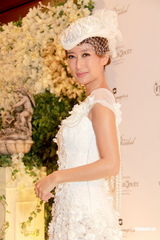 组图：谢婷婷着奢华婚纱 希望年年穿嫁衣