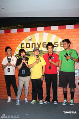 幻灯图：苏打绿为世界杯宣传 飞踢阿龚气氛热闹 