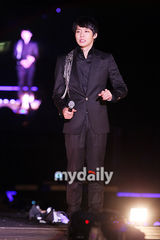 组图：JYJ组合首尔激情开唱 劲歌18首台下疯狂