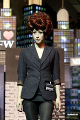 组图：黄秋生一身休闲出席活动 李蕙敏发型夸张