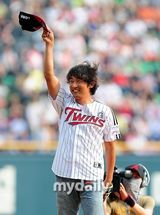 组图：韩星安在旭为棒球赛开球 病后首亮相