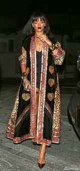 组图：蕾哈娜高叉紧身衣配土豪外套 秀火辣身材