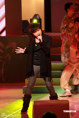 幻灯图：容祖儿豹纹装录影 王菀之穿出旧上海风情 