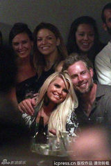 组图：杰西卡辛普森现身生日派对 辣妈大口吃肉