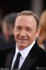 高清图：《纸牌屋》凯文-史派西亮相金球奖红毯