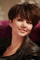 组图：谭维维《悦己》时尚大片秀美腿 