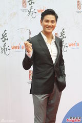 组图：黄晓明帅气走红毯 张馨予黄西装亮眼